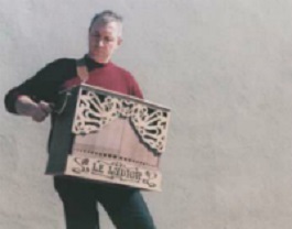 Philippe joue de l'orgue de barbarie Piccolo